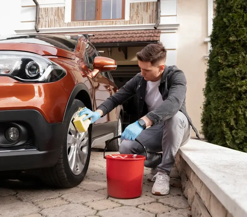 Lavage auto à domicile Auvilliers-en-Gâtinais : professionnel intervenant sur un véhicule
